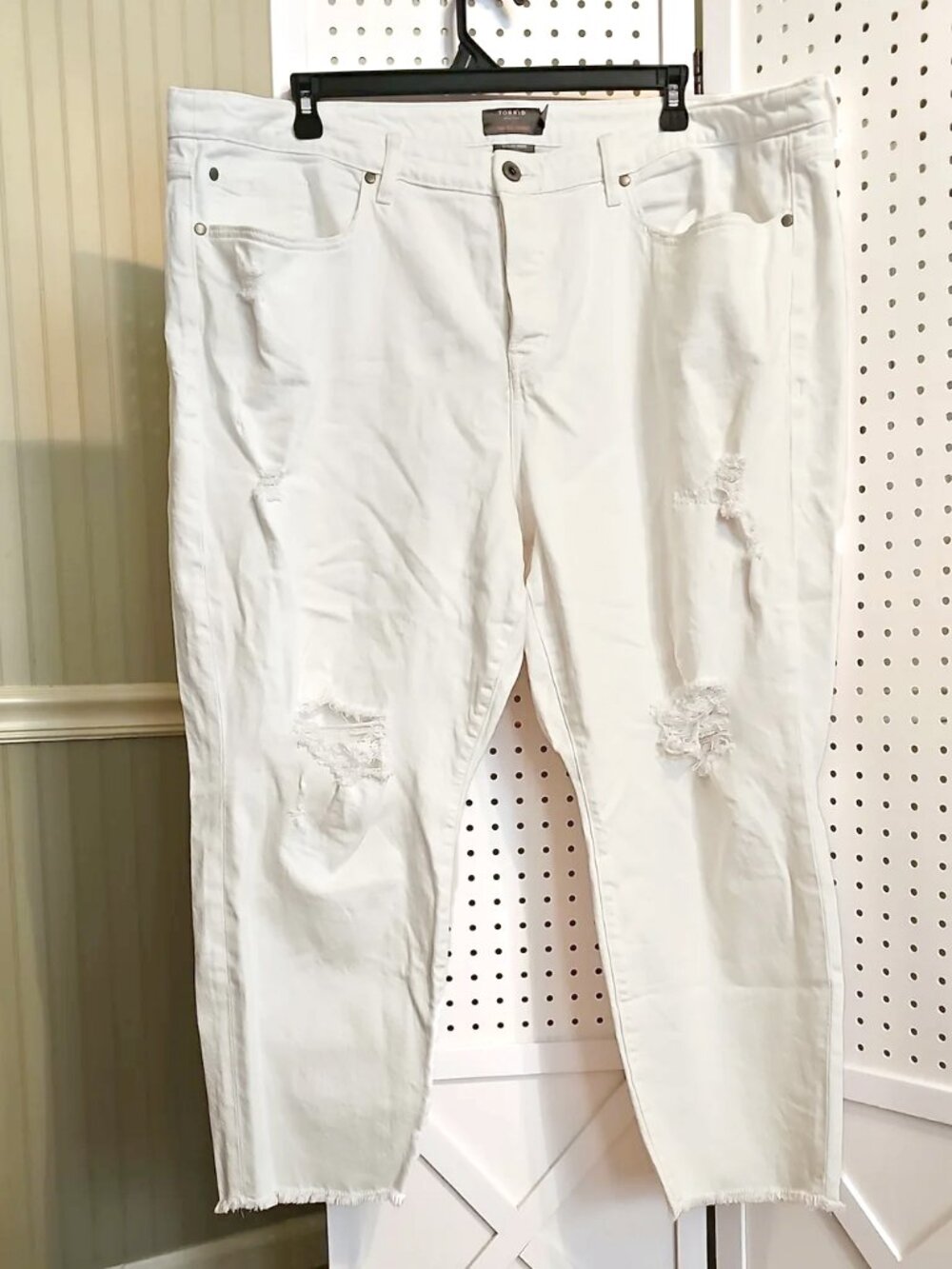 Plus Size Torrid 24 Regular White Distressed High Rise Straight Ankle Jeans